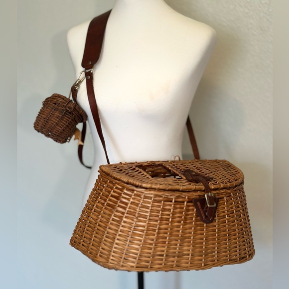 L.L. Bean Vintage Fishing Creel Basket Wicker Bag with Leather Straps GVC - Picture 1 of 7